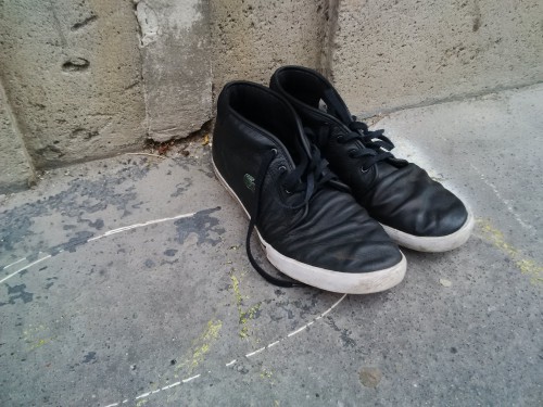 Une paire de chaussures familière, soudain à la rue